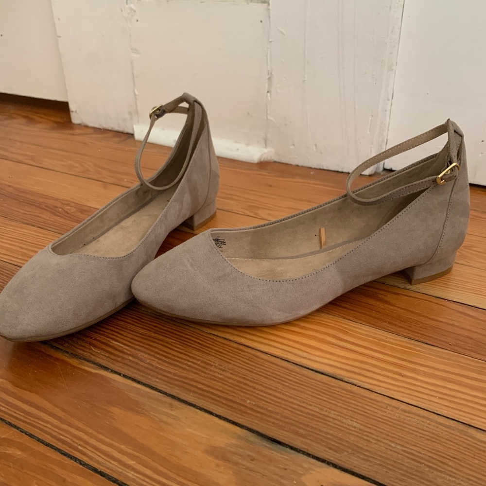 A nice pair of beige flats.